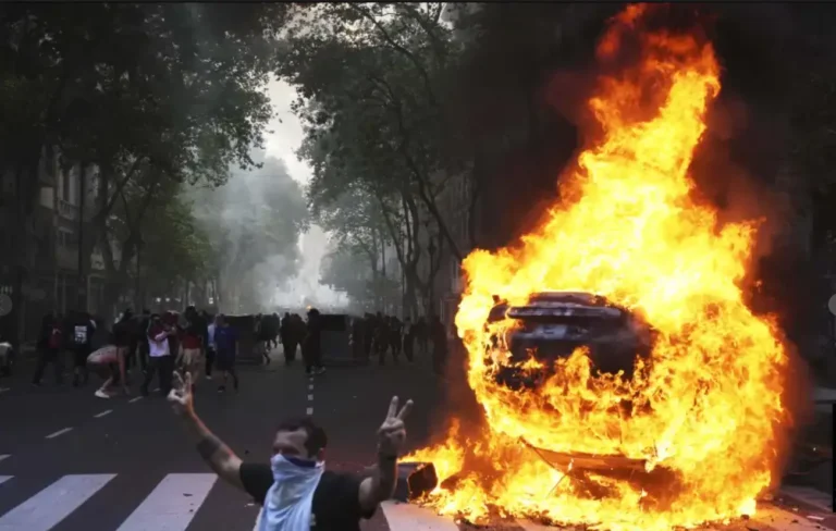 Enfrentamientos con la policía tras una protesta de jubilados apoyada por hinchas de fútbol