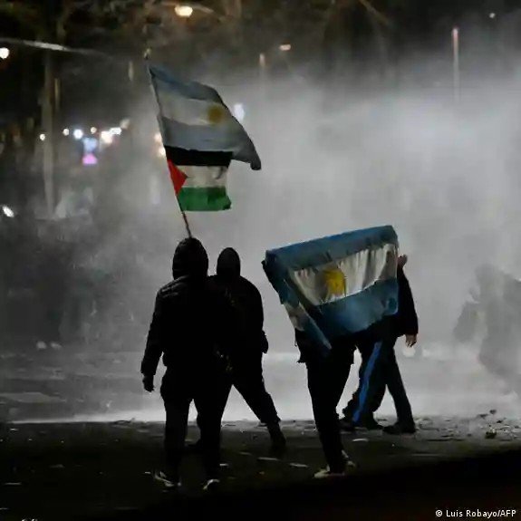 Protestas obligan a Milei a recortar la polémica Ley de Propiedad en Argentina