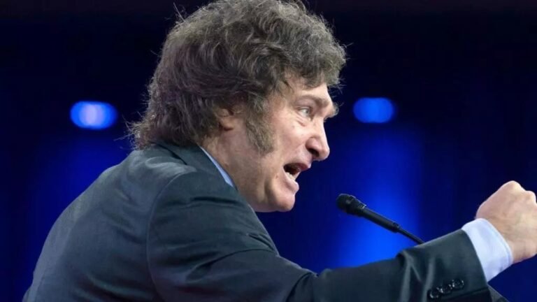 Los ataques crecientes de Milei a los periodistas generan alarma por la libertad de prensa en Argentina