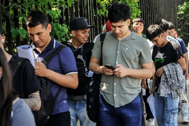 Jóvenes Argentinos Batallan Para Irse de Casa: 2,5 Millones Enfrentan Falta de Vivienda Bajo el Gobierno de Milei