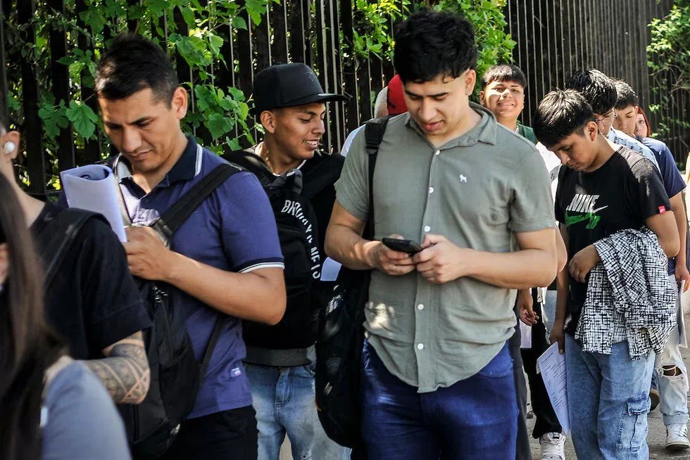 Jóvenes Argentinos Batallan Para Irse de Casa: 2,5 Millones Enfrentan Falta de Vivienda Bajo el Gobierno de Milei