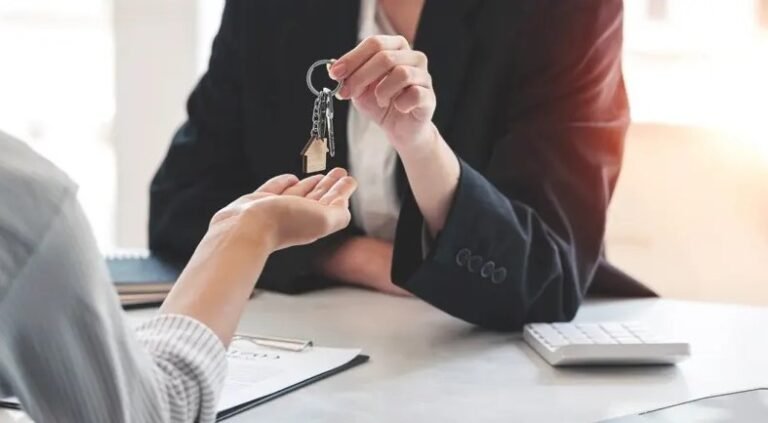 Emancipación en pausa: por qué 140.000 jóvenes argentinos volvieron a vivir con sus padres y hoy se endeudan hasta para comprar un celular